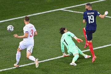 1-1. Karim Benzema marca el primer gol.