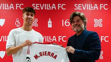 Sierra, junto a Agustín López, coordinador de cantera del Sevilla.