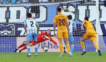 El portero georgiano del equipo berciano no pudo evitar la derrota de su equipo, aunque consiguió detener un penalti al máximo goleador de la categoría de plata española: Rubén Castro.