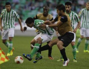 Betis-Vitoria Guimaraes. Lolo Reyes con el balón.