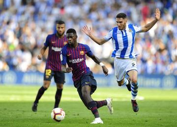 Zaldua persigue a Dembélé en un lance del Real Sociedad-Barcelona.