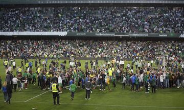 Al final de la sesión, varias decenas de aficionados saltaron al césped y tuvo que intervenir la seguridad privada del club, aunque no se produjo ningún altercado ni nada pasó a mayores. Los futbolistas se marcharon tranquilamente a los vestuarios.