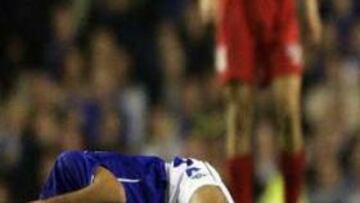 <B>FORTUITO.</B> El jugador español fue golpeado en la nuca por el defensa rumano Mihaita Plesan cuando ambos disputaban un balón.