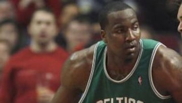 Kendrick Perkins deja Boston rumbo a Oklahoma City.