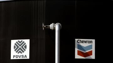 Tras un acuerdo humanitario, Estados Unidos ha otorgado una autorización limitada a Chevron para extraer petróleo en Venezuela. Aquí los detalles.