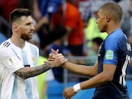 Kazan (Russian Federation), 30/06/2018.- Lionel Messi (L) of Argentina shakes hands with Kylian Mbappe of France after the FIFA World Cup 2018 round of 16 soccer match between France and Argentina in Kazan, Russia, 30 June 2018.
(RESTRICTIONS APPLY: Editorial Use Only, not used in association with any commercial entity - Images must not be used in any form of alert service or push service of any kind including via mobile alert services, downloads to mobile devices or MMS messaging - Images must appear as still images and must not emulate match action video footage - No alteration is made to, and no text or image is superimposed over, any published image which: (a) intentionally obscures or removes a sponsor identification image; or (b) adds or overlays the commercial identification of any third party which is not officially associated with the FIFA World Cup) (Mundial de Fútbol, Rusia, Francia) EFE/EPA/FELIPE TRUEBA EDITORIAL USE ONLY
