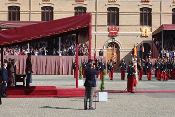 El Rey Felipe VI y la Reina Letizia en la jura de bandera en el Patio de Armas de la Academia General Militar de Zaragoza.