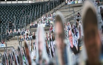 Imágenes de aficionados del Borussia Monchengladbach llenan las gradas del Borussia Park. Los seguidores del club alemán apoyan a su equipo comprando estos cartelones con sus caras y que permanecerán en el estadio hasta que vuelvan los partidos al estadio.