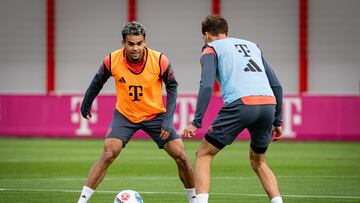 MUNICH, GERMANY - SEPTEMBER 25: (EDITORS NOTE: Image has been digitally enhanced.) Luis Diaz of FC Bayern Muenchen and Leon Goretzka of FC Bayern Muenchen battle for possession during a training session at the Saebener Strasse training ground in Munich, southern Germany, on September 25, 2025 in Munich, Germany. (Photo by R. Mitterer/FC Bayern via Getty Images)
