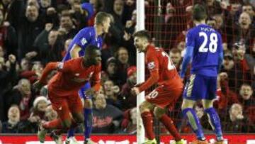 Benteke celebra el gol del partido en Anfield.