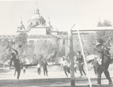 La exposición muestra la vinculación de San Lorenzo de El Escorial con el club rojiblanco a lo largo de la historia.  