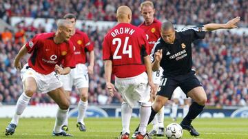 Otra tarde inolvidable para el fútbol ocurrió en abril de 2003, cuando Manchester United y Real Madrid se enfrentaban en el partido de vuelta de los cuartos de final. Los merengues, dirigidos por Vicente Del Bosque, habían ganado 3-1 el encuentro de ida y debían gestionar la ventaja. Ronaldo, ‘O Fenómeno’, se encargó del trabajo al anotar un triplete que hizo que Old Trafford se rindiera ante él. El partido terminó 4-3 a favor de los ‘Red Devils’, pero la eliminatoria se decantó del lado del Madrid 6-5.