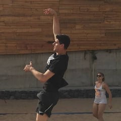 Courtois espera su resolución en Tenerife... jugando al voley playa