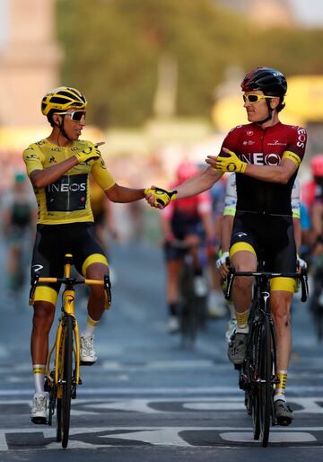 Egan Bernal y Geraint Thomas en las calles de París.