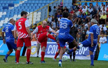 Ambos fueron los protagonistas de un partido organizado por ESPN en El Salvador para celebrar el 60 aniversario del excadista Mágico. Se midieron en el Mundial de España de 1982 en Alicante.