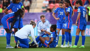 France's striker Marie-Antoinette Katoto (C) receives medical attention during the UEFA Women's Euro 2022 Group D football match between France and Belgium at New York Stadium in Rotherham, northern England on July 14, 2022. (Photo by FRANCK FIFE / AFP) / No use as moving pictures or quasi-video streaming. 
Photos must therefore be posted with an interval of at least 20 seconds.
