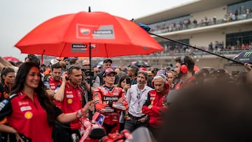 Marc Márquez, en la parrilla de salida del GP de las Américas, pendiente de la lluvia.