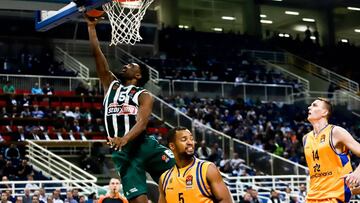 GRE01. ATENAS (GRECIA), 18/10/2018.- El jugador Keith Langford (i) de Panathinaikos Athens en acción ante Clevin Hannah (c) de Gran Canaria hoy, jueves 18 de octubre de 2018, durante un juego de la Euroliga entre Panathinaikos Athens y Herbalife Gran Canaria en Atenas (Grecia). EFE/GEORGIA PANAGOPOULOU