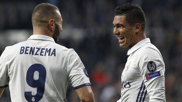 Benzema y Casemiro festejan uno de los goles ante el N&aacute;poles en el Bernab&eacute;u.