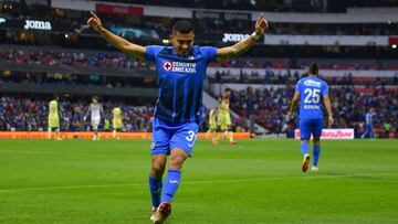 Orbel&iacute;n Pineda festeja un gol con Cruz Azul