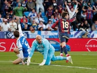 VALENCIA, 11/01/2026.- El delantero del Levante Iker Losada celebra tras marcar el 1-1 durante el partido de la jornada 19 de LaLiga EA Sports entre Levante UD y RCD Espanyol celebrado este domingo en el Estadio Ciutat de València, en Valencia. EFE/ Manuel Bruque