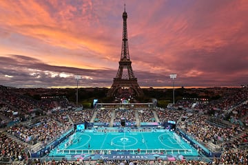 Panorámica del campo de fútbol para ciegos al atardecer con la Torre Eiffel de fondo durante el partido de la ronda preliminar masculina del Grupo A. 