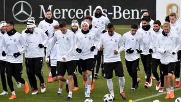 Los jugadores de la selección alemana de fútbol participan en un entrenamiento del equipo nacional en Düsseldorf (Alemania) hoy, 21 de marzo de 2018. Alemania se enfrentará a España en un partido amistoso el próximo 23 de marzo.