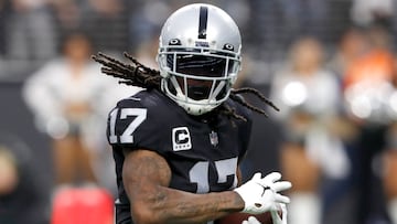 LAS VEGAS, NEVADA - DECEMBER 04: Davante Adams #17 of the Las Vegas Raiders catches a pass for a touchdown in the third quarter of a game against the Los Angeles Chargers at Allegiant Stadium on December 04, 2022 in Las Vegas, Nevada.   Steve Marcus/Getty Images/AFP (Photo by Steve Marcus / GETTY IMAGES NORTH AMERICA / Getty Images via AFP)