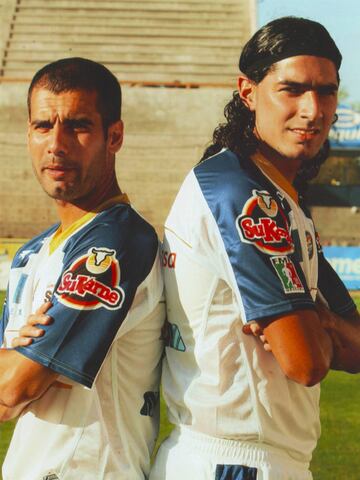 El ocaso de su carrera como futbolista fue en México, con los Dorados de Sinaloa. Aquí aparece junto al 'Loco' Abreu.