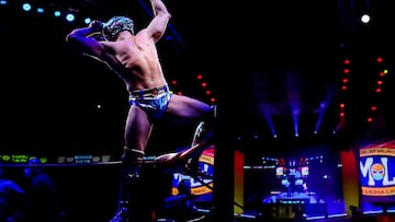 Titán festeja su triunfo en la Arena México y ganó su pase a la Final por el campeonato Universal.
