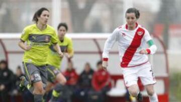 Natalia conduce el balón en el partido frente al Espanyol.