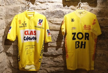 A la izquierda, el jersey amarillo del suizo Tony Rominger, en las filas del Clas Cajastur. A la derecha, uno del Zor BH, equipo en el que corrió Álvaro Pino.