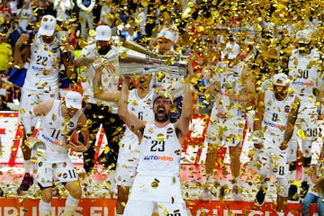 Sergio Llull levanta la undécima Copa de Europa de la sección de baloncesto del Real Madrid tras derrotar a Olympiacos en la final de la Euroliga disputada en mayo en Kaunas (Lituania).