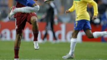 <b>SIN CHISPA. </b>Neymar, que completó un discreto partido, intenta controlar el balón  ante la atenta mirada de Robinho,.