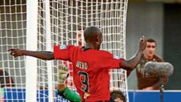 <b>JUGADA CLAVE. </b>Cuéllar llegó tarde y le hizo penalti a Webó. Con el 0-2, el camerunés pudo acortar distancias, pero lo lanzó al palo.