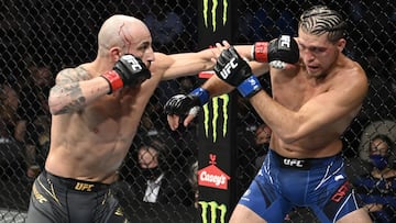 Volkanovski golpea a Ortega en el UFC 266.