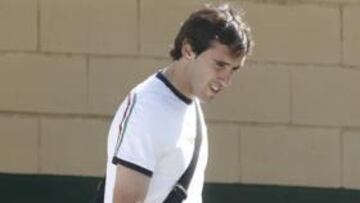 <b>MAJADAHONDA. </b>Godín saliendo de la ciudad deportiva junto al doctor Villalón.