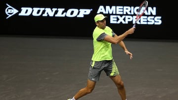 Ivo Karlovic devuelve una bola durante su partido ante Ryan Harrison en el New York Open.