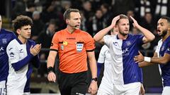 Los jugadores del Anderlecht, desconcertados tras la decisión de los árbitros de no repetir un penalti tras la invasión del área.