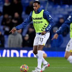Milan buscaría a Yerry Mina como alternativa en defensa