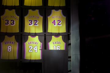 Las camisetas de los dorsales retirados en el Hall of Fame de Los Angeles Lakers.