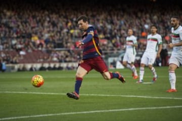 Messi recibe la asistencia de Luis Suárez para marcar el 2-0.