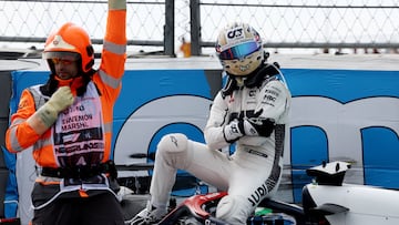 FILE PHOTO: Formula One F1 - Dutch Grand Prix - Circuit Zandvoort, Zandvoort, Netherlands - August 25, 2023 AlphaTauri's Daniel Ricciardo reacts after a crash during practice as steward look on REUTERS/Stephanie Lecocq/File Photo