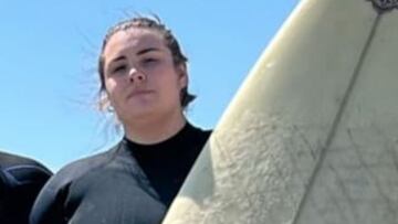 Martina Marie Scarfia con su tabla de surf. 