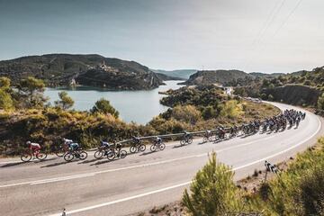 El pelotón de la Vuelta circula en paralelo al Embalse del Grado.