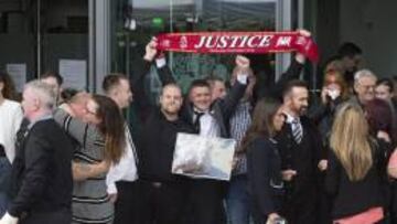 Familiares de las víctimas celebran el veredicto del juicio de la tragedia de Hillsborough a las puertas del juzgado en Warrington, Reino Unido.