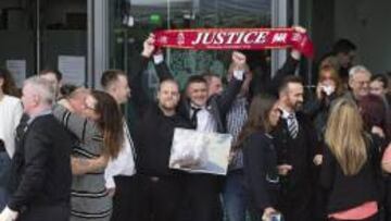Familiares de las v赤ctimas celebran el veredicto del juicio de la tragedia de Hillsborough a las puertas del juzgado en Warrington, Reino Unido.