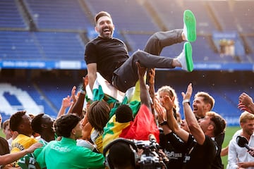 El Elche ganó 0-4 al Deportivo de la Coruña y certifica así su vuelta a Primera División. Jugadores y cuerpo técnico celebran el ascenso.