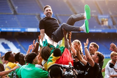 El Elche ganó 0-4 al Deportivo de la Coruña y certifica así su vuelta a Primera División. Jugadores y cuerpo técnico celebran el ascenso.