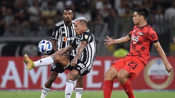 AMDEP788. BELO HORIZONTE (BRASIL), 06/04/2023.- Eduardo Vargas de Atlético Mineiro disputa un balón con Diego Gómez de Libertad hoy, en un partido de la fase de grupos de la Copa Libertadores entre Atlético Mineiro y Libertad en el estadio Mineirão, en Belo Horizonte (Brasil). EFE/Yuri Edmundo